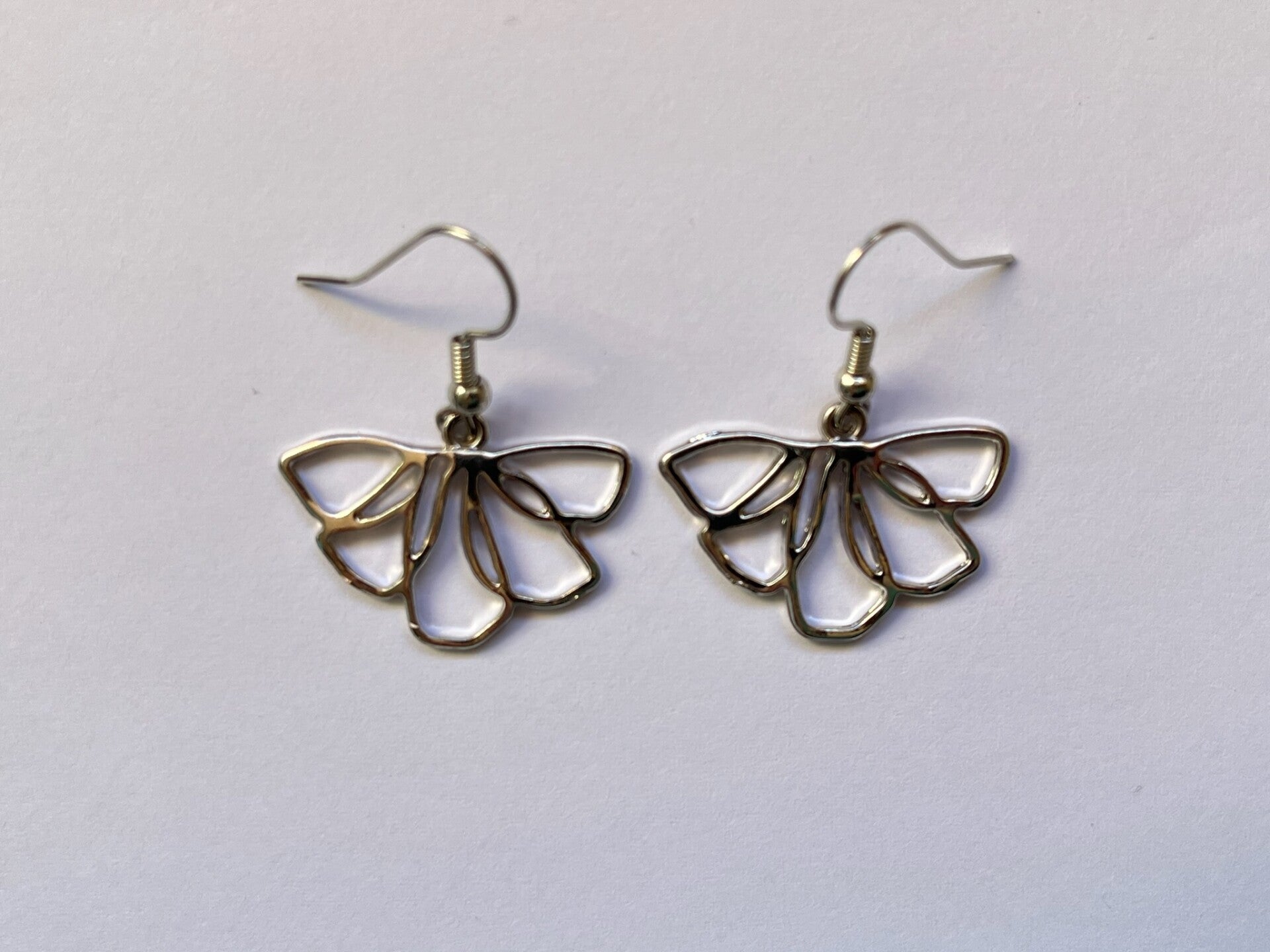 PD-REF5003-(7.50€)- Une Paire BO à Crochet - Thème Demie Fleur (Argenté) - Intérieur Percé