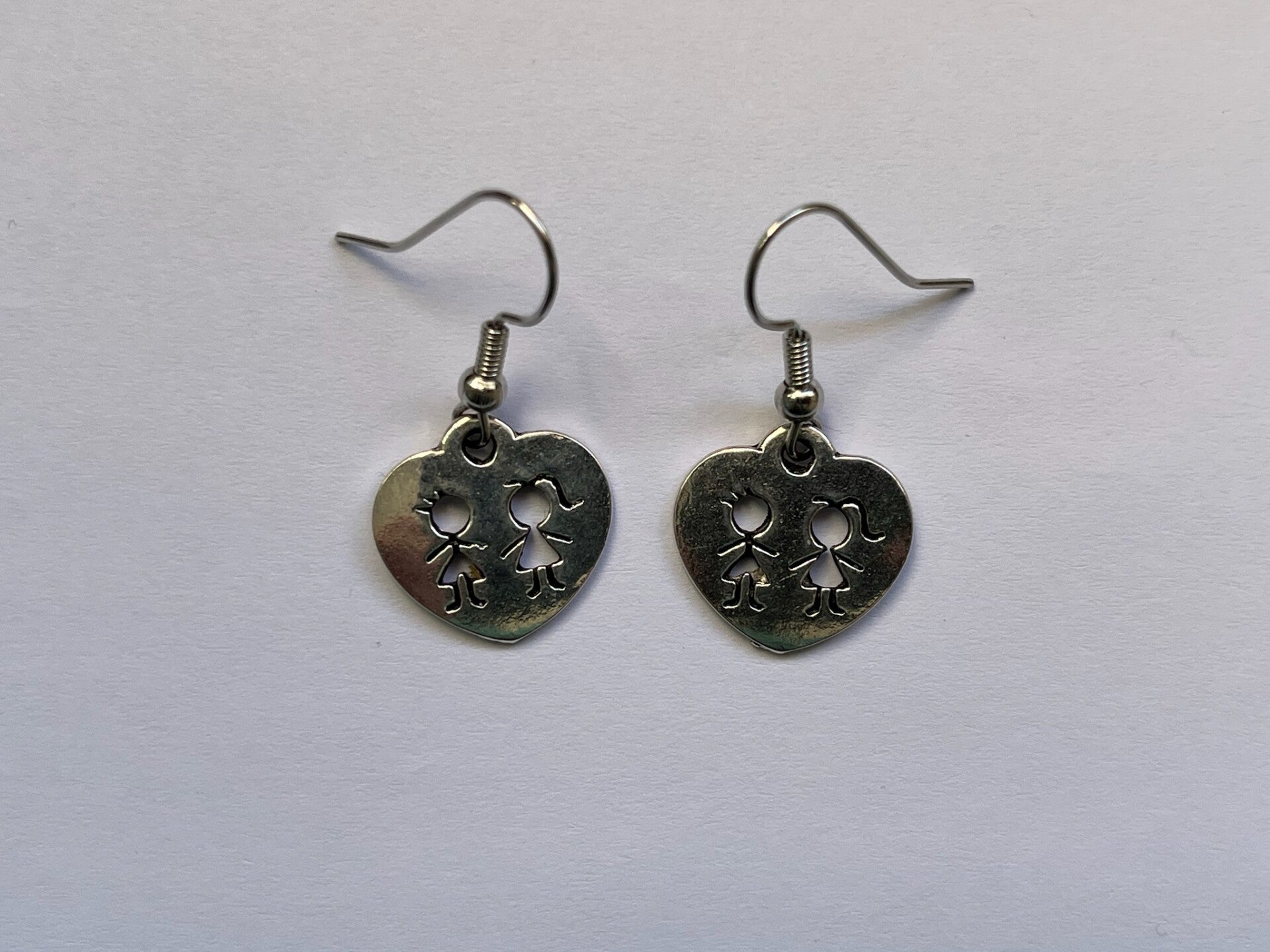 PD-REF5004-(6.00€)- Une Paire BO à Crochet - Thème Coeur Couple (Argenté)  - Intérieur Percé