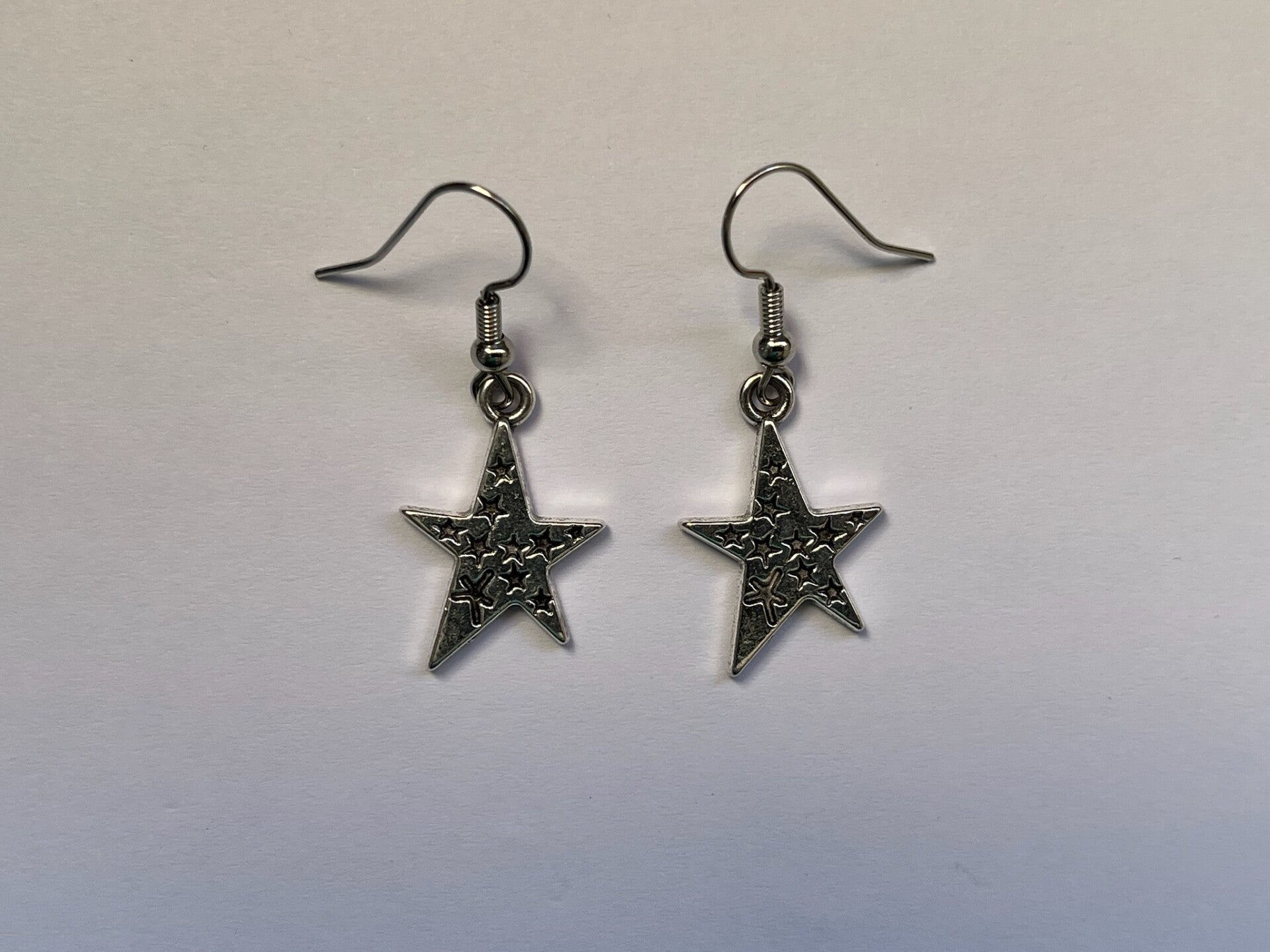 PD-REF5005-(prix promo 5.00€ au lieu de 6.00€)- Une Paire BO à Crochet - Thème Etoile (Argenté) - Intérieur Motif Gravé