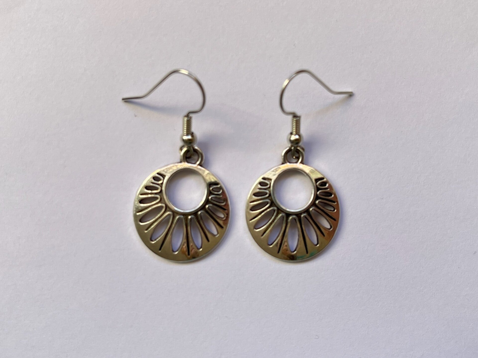 PD-REF5008-(6.00€)- Une Paire BO à Crochet - Thème Pétales (Argenté) - Intérieur Percé