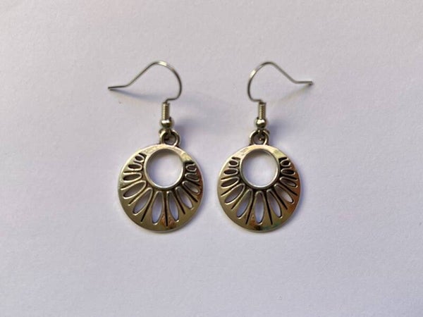 PD-REF5008-(6.00€)- Une Paire BO à Crochet - Thème Pétales (Argenté) - Intérieur Percé