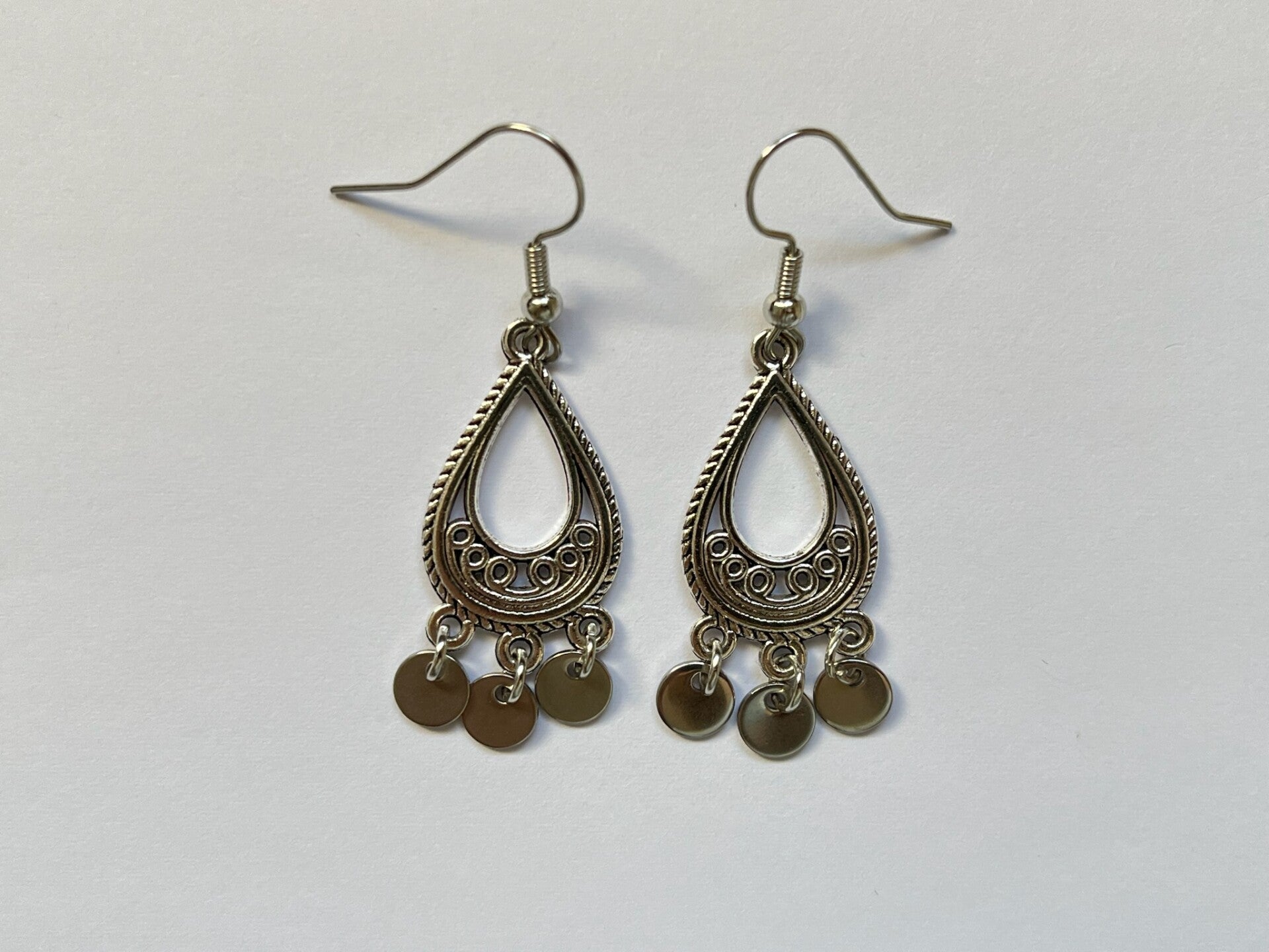 PD-REF5009-(9.50€)- Une Paire BO à Crochet - Thème Goutte (Argenté) - Intérieur Percé et Breloques Suspendues
