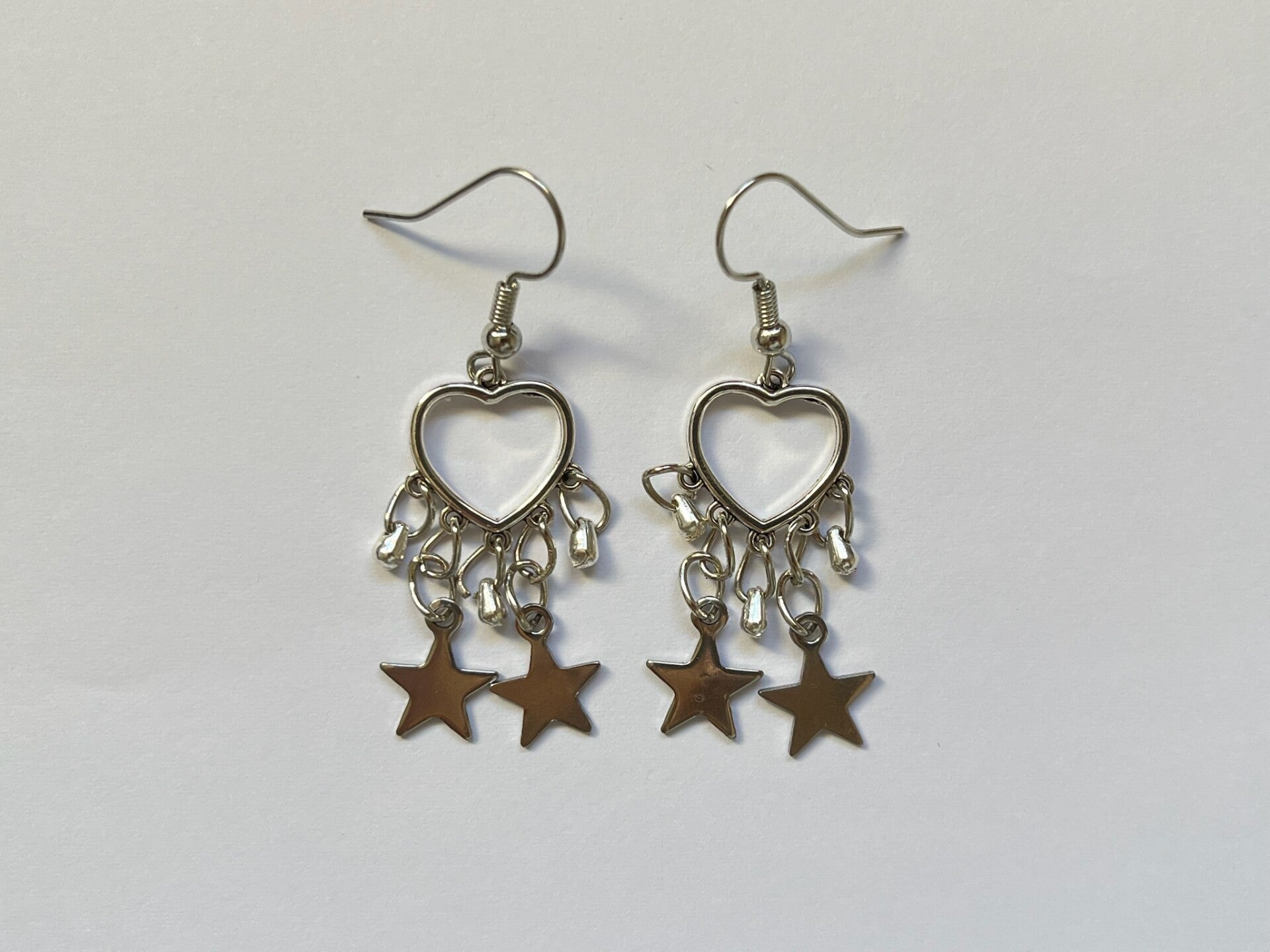 PD-REF5010-(9.50€)- Une Paire BO à Crochet - Thème Coeur (Argenté) - Intérieur Percé et Breloques Suspendues