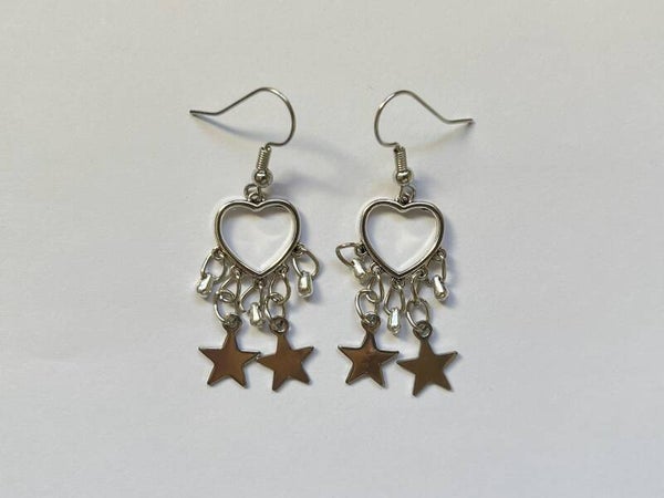 PD-REF5010-(9.50€)- Une Paire BO à Crochet - Thème Coeur (Argenté) - Intérieur Percé et Breloques Suspendues