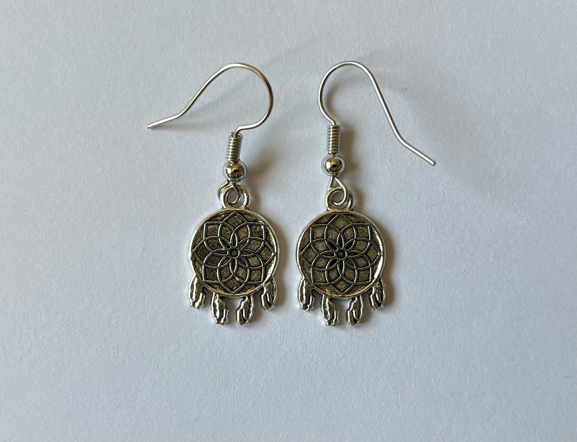 PD-REF5011-(6.00€)- Une Paire BO à Crochet - Thème Rond (Argenté) - Motif Rosace et Petites Gouttes