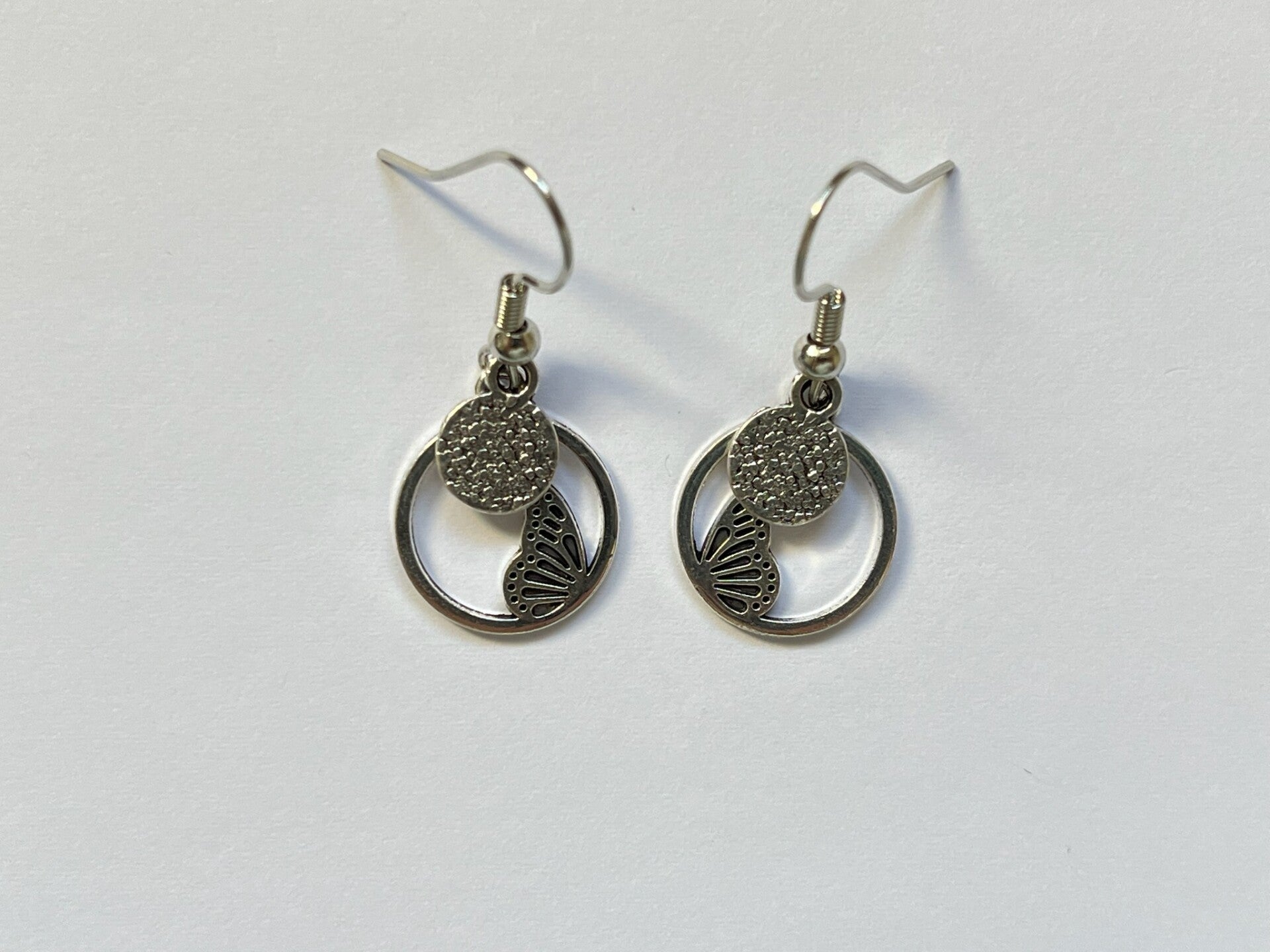 PD-REF5012-(6.00€)- Une Paire BO à Crochet - Thème Rond Demi Aile (Argenté) - Intérieur Percé et Breloque Superposé