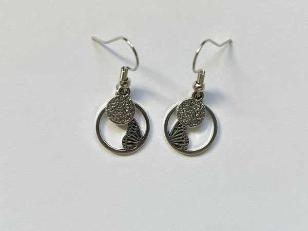 PD-REF5012-(6.00€)- Une Paire BO à Crochet - Thème Rond Demi Aile (Argenté) - Intérieur Percé et Breloque Superposé