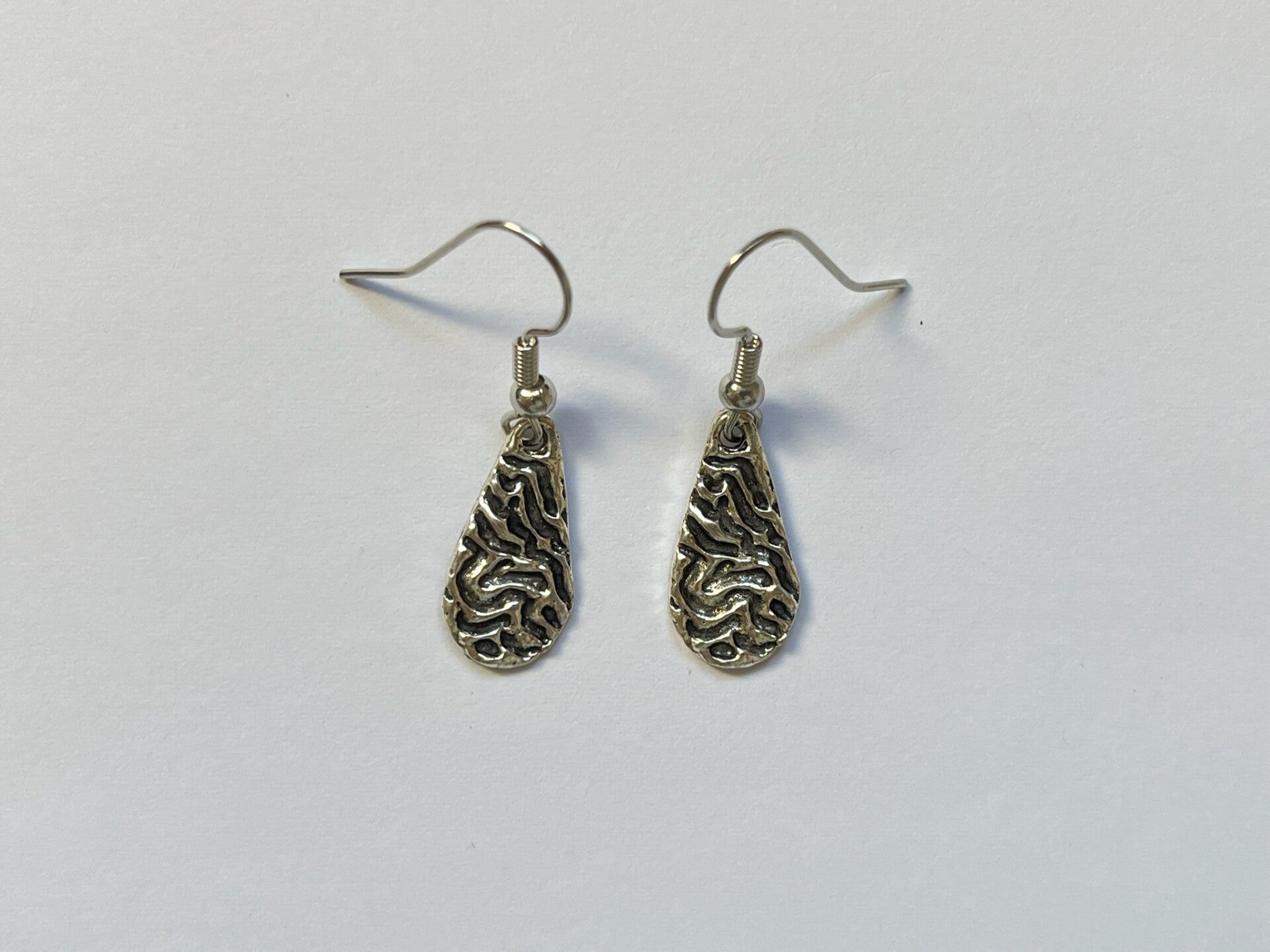 PD-REF5014-(6.00€)- Une Paire BO à Crochet - Thème Goutte (Argenté) - Motif Gravé à Relief