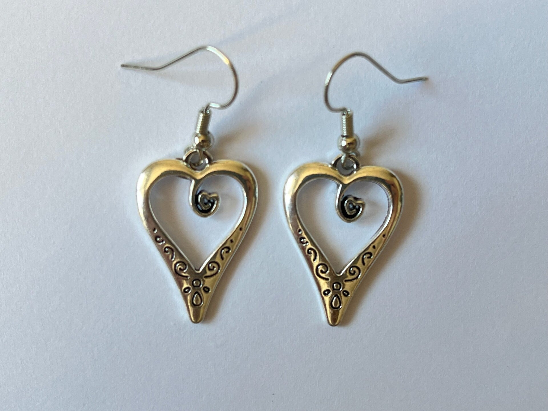 PD-REF5016-(6.00€)- Une Paire BO à Crochet - Thème Coeur (Argenté) - Intérieur Percé - Motif gravé