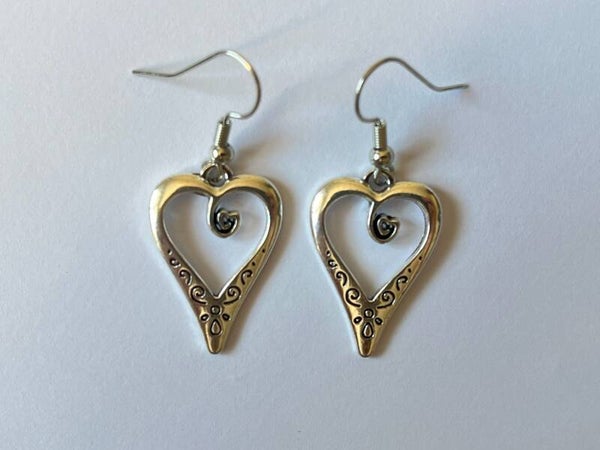 PD-REF5016-(6.00€)- Une Paire BO à Crochet - Thème Coeur (Argenté) - Intérieur Percé - Motif gravé