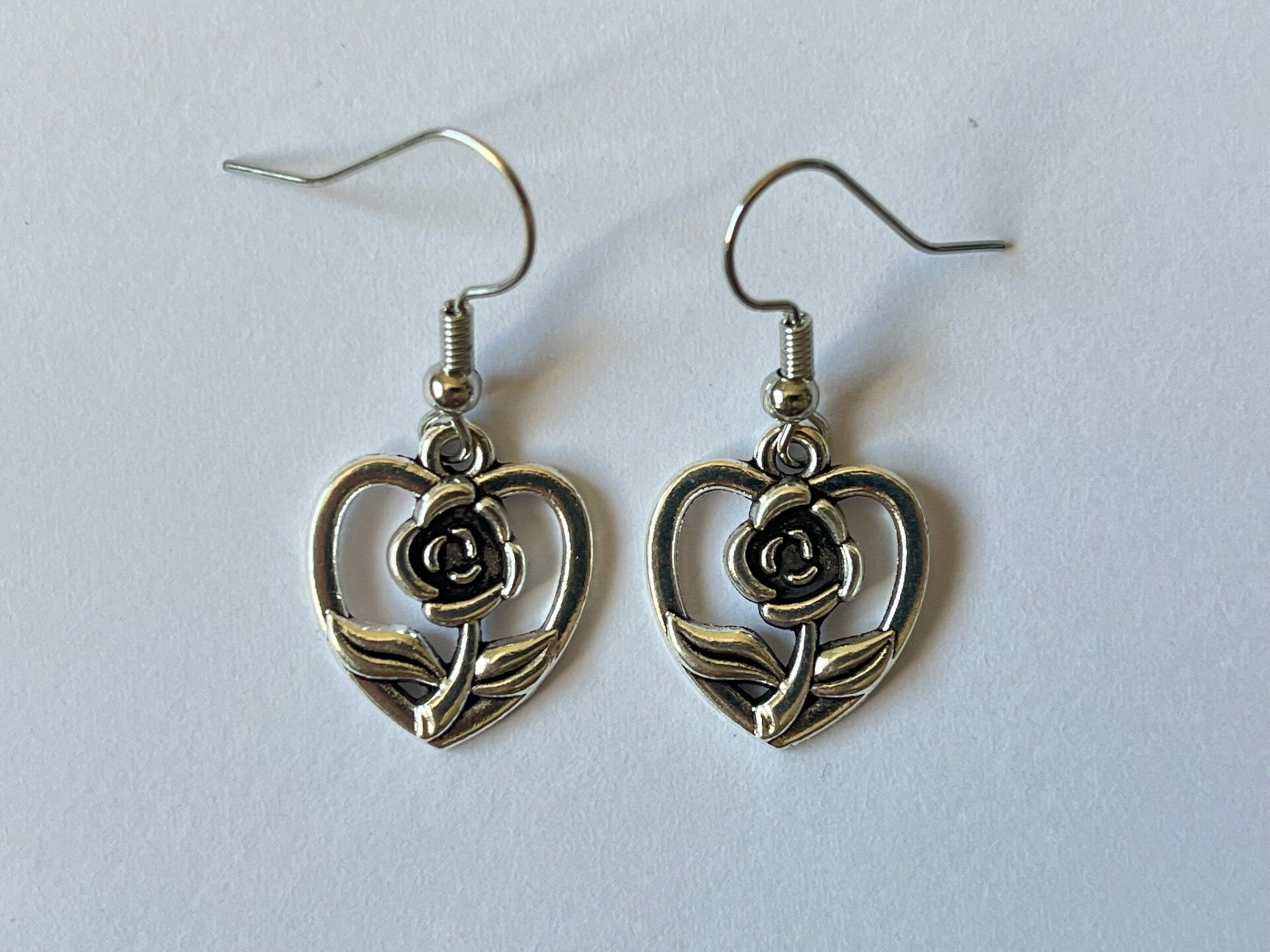 PD-REF5017-(6.00€)- Une Paire BO à Crochet - Thème Coeur (Argenté) - Intérieur Percé - Forme Fleur
