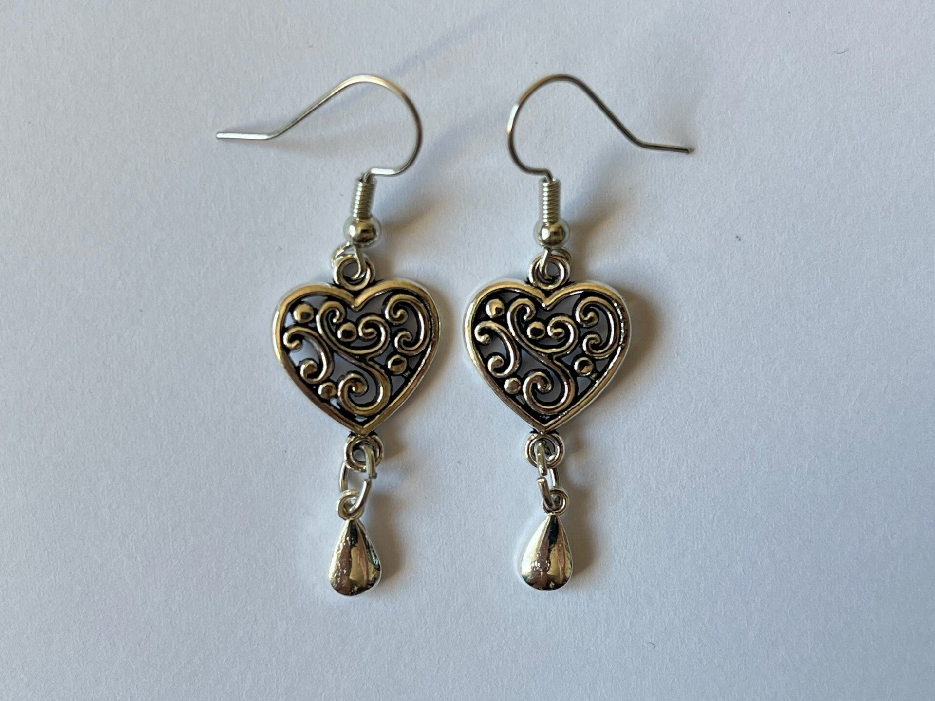 PD-REF5018-(8.00€)- Une Paire BO à Crochet - Thème Coeur et Petite Goutte Pleine à Double Suspension Verticale (Argenté)  - Interieur et Motif Percé
