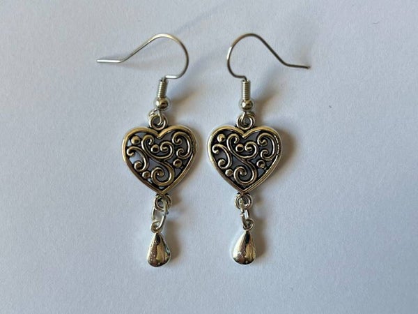 PD-REF5018-(8.00€)- Une Paire BO à Crochet - Thème Coeur et Petite Goutte Pleine à Double Suspension Verticale (Argenté)  - Interieur et Motif Percé