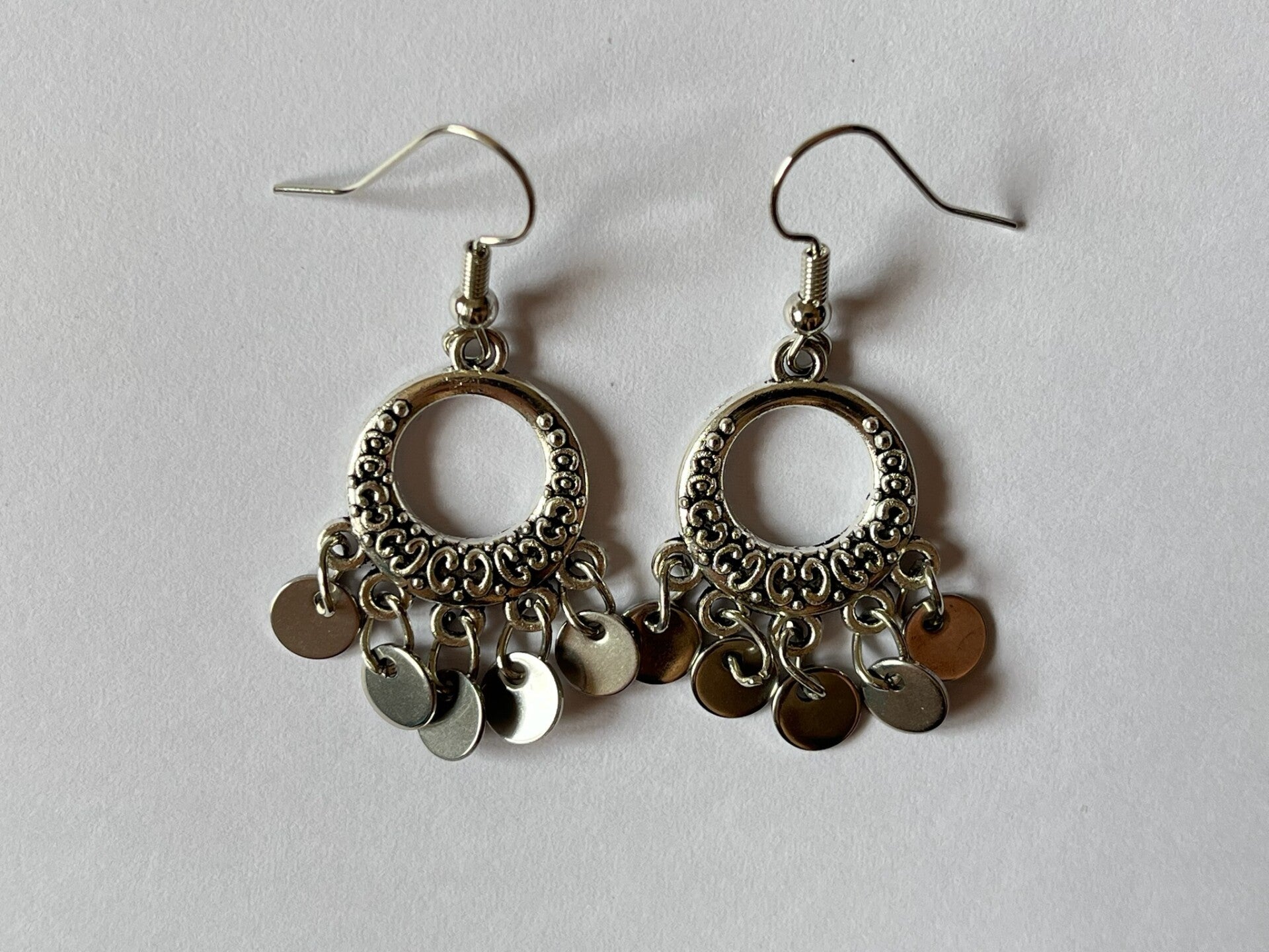 PD-REF5019-(9.50€)- Une Paire BO à Crochet - Thème Rond (Argenté) - Intérieur Percé et Breloques Suspendues