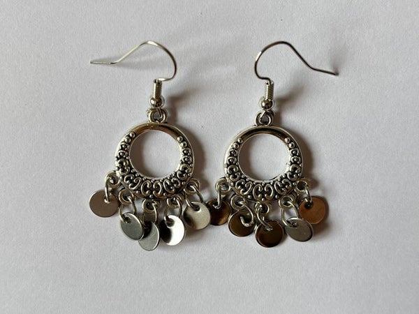 PD-REF5019-(9.50€)- Une Paire BO à Crochet - Thème Rond (Argenté) - Intérieur Percé et Breloques Suspendues