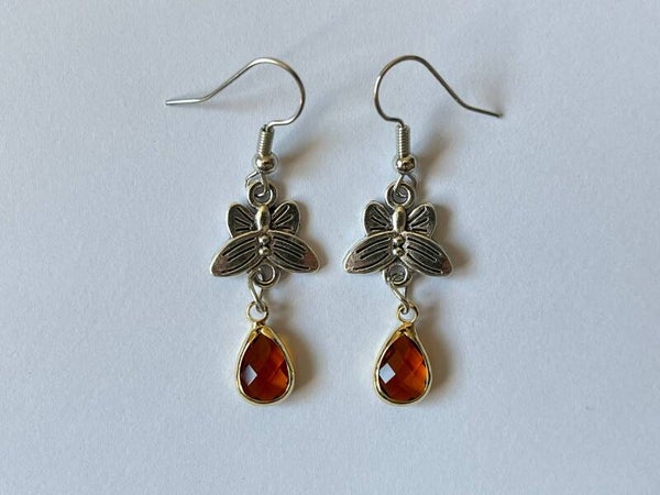 PD-REF8035-(8.50€)- Une Paire BO à Crochet - Thème Animal Papillon (Argenté) et Goutte (Colorée) à Double Suspension Verticale Argenté