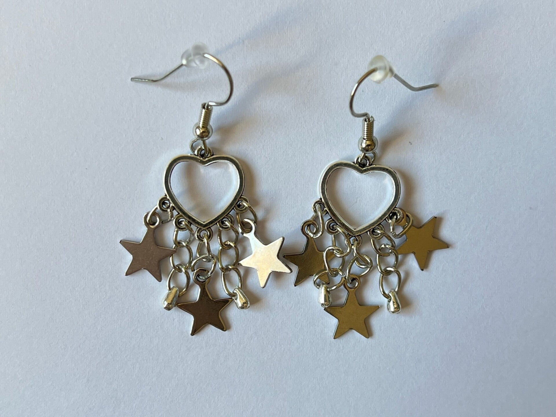 PD-REF5020-(9.50€)- Une Paire BO à Crochet - Thème Coeur (Argenté) - Intérieur Percé et Breloques Suspendues