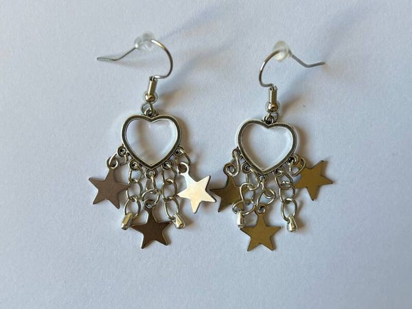 PD-REF5020-(9.50€)- Une Paire BO à Crochet - Thème Coeur (Argenté) - Intérieur Percé et Breloques Suspendues