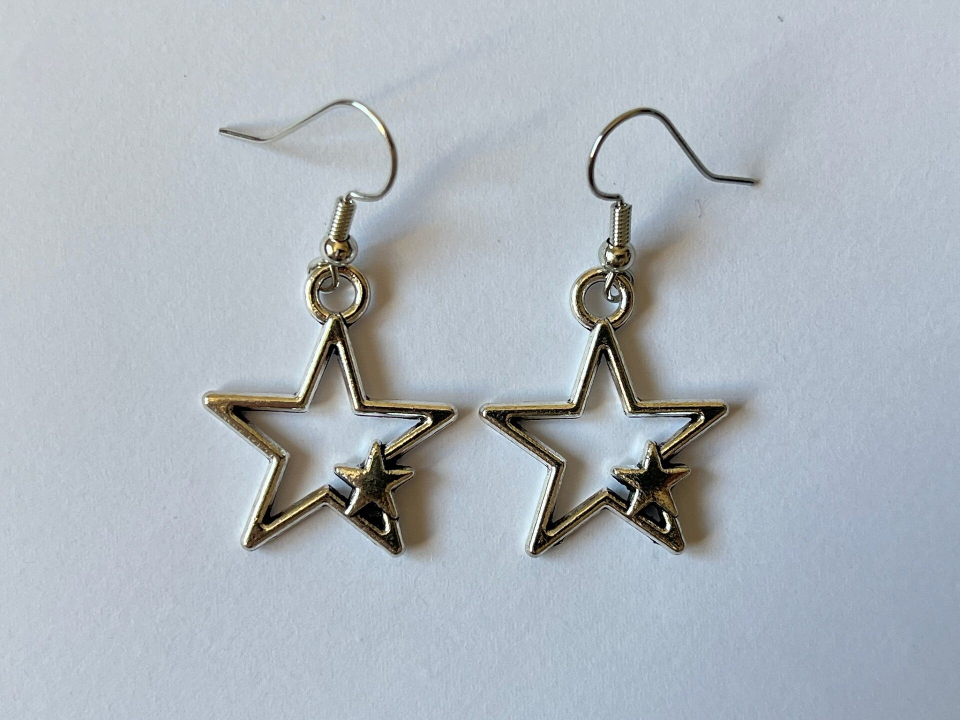 PD-REF5021-(prix promo 5.00€ au lieu de 4.00€)- Une Paire BO à Crochet - Thème Etoile (Argenté) - Intérieur Percé