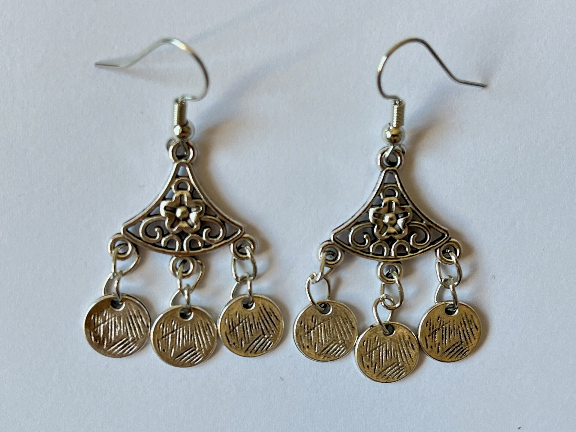 PD-REF5022-(9.00€)- Une Paire BO à Crochet - Thème Forme Atypique (Argenté) - Intérieur Percé et Breloques Suspendues