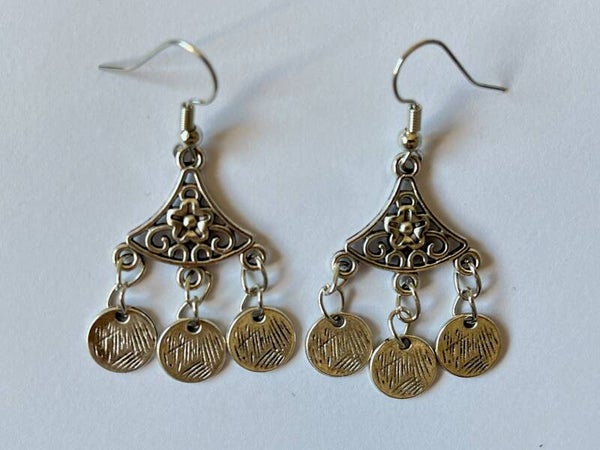 PD-REF5022-(9.00€)- Une Paire BO à Crochet - Thème Forme Atypique (Argenté) - Intérieur Percé et Breloques Suspendues