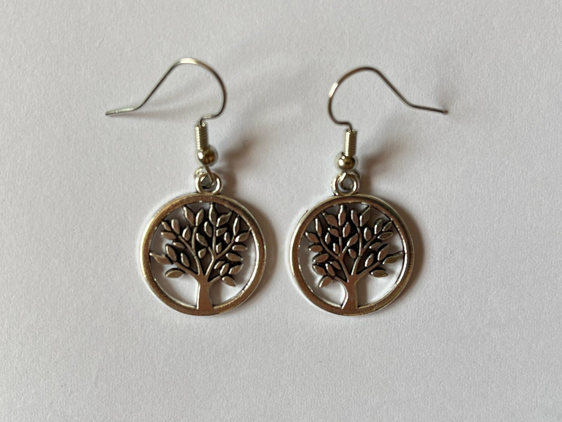 PD-REF5023-(6.00€)- Une Paire BO à Crochet - Thème Arbre de vie (Argenté) - Intérieur Percé