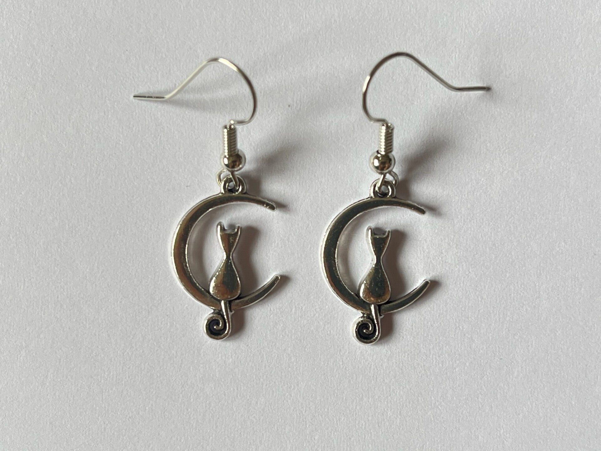 PD-REF5024-(6.00€)- Une Paire BO à Crochet - Thème Croissant (Argenté)