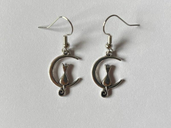 PD-REF5024-(6.00€)- Une Paire BO à Crochet - Thème Croissant (Argenté)