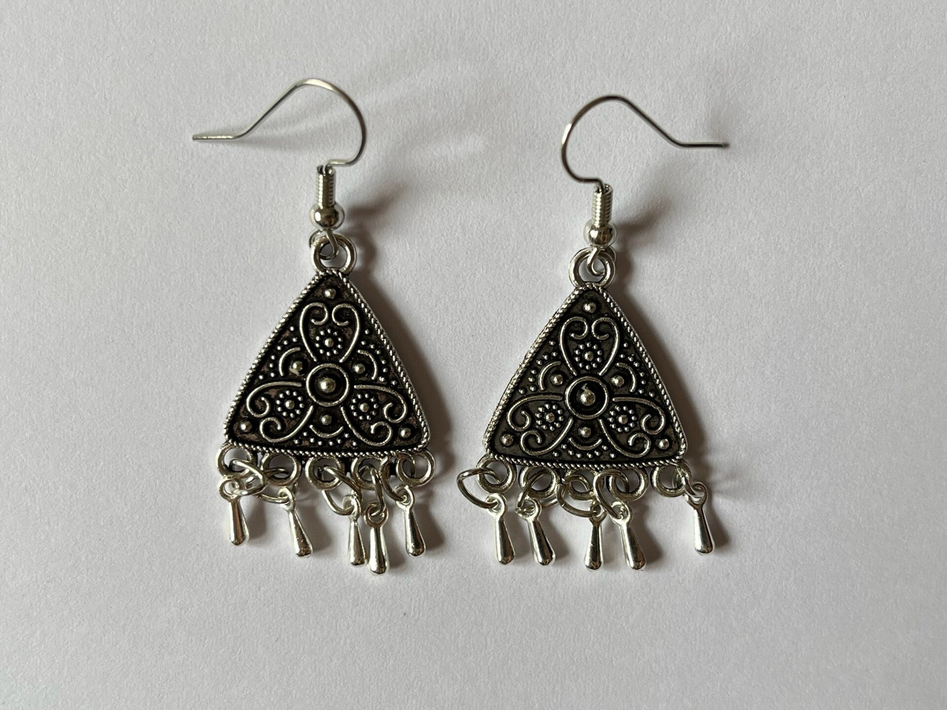 PD-REF5026-(9.00€)- Une Paire BO à Crochet - Thème Triangle (Argenté) - Intérieur Percé et Breloques Suspendues