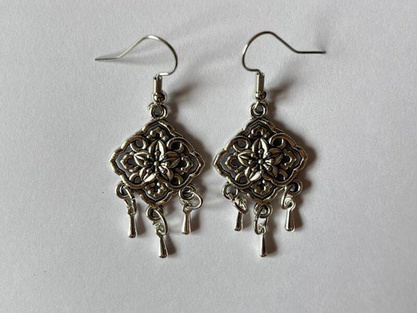 PD-REF5031-(9.50€)- Une Paire BO à Crochet - Thème Carré (Argenté) - Intérieur Percé et Gouttes Suspendues