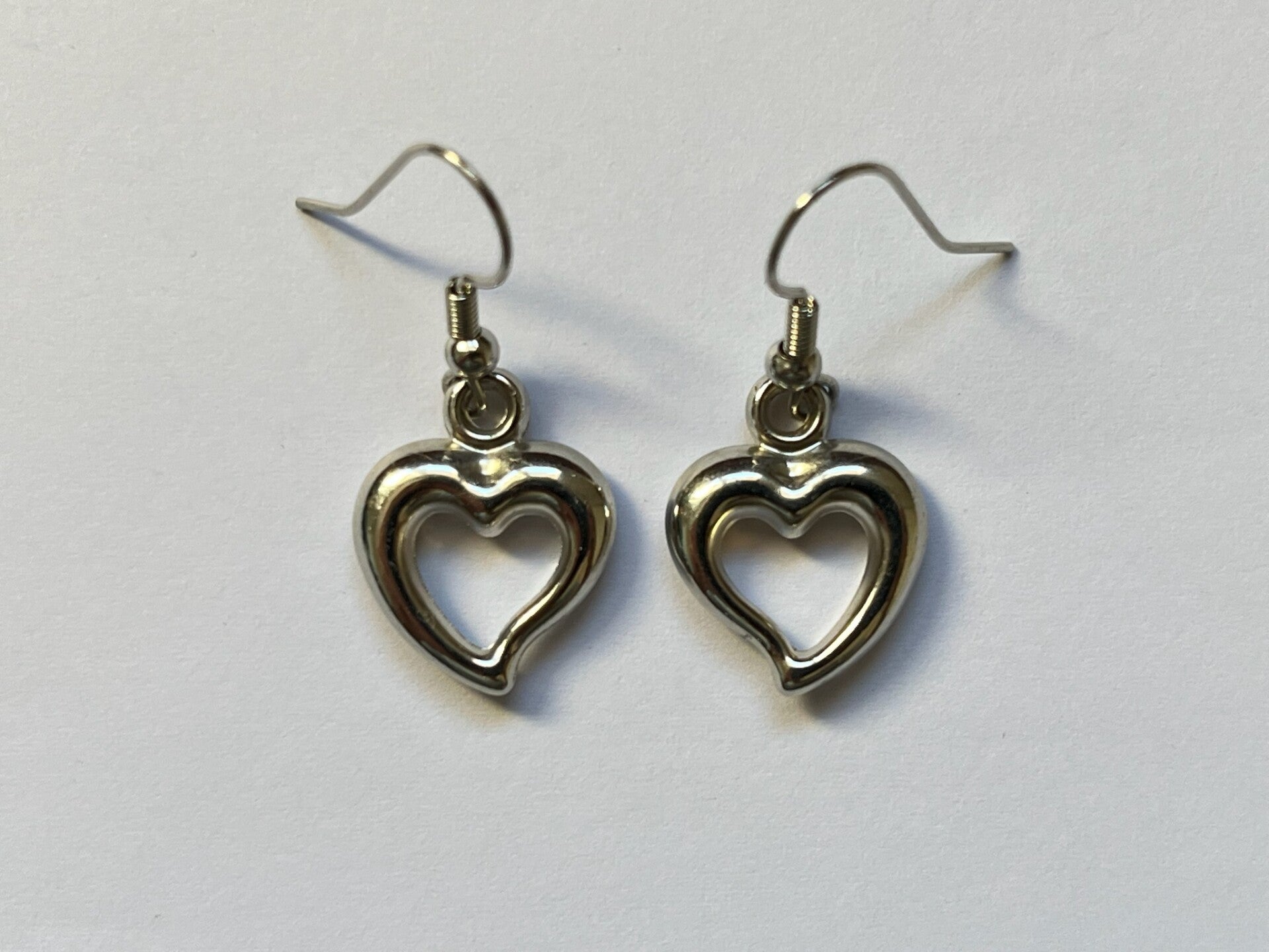 PD-REF6002-(prix 4.00€ au lieu de 5.00€)- Une Paire BO à Crochet - Thème Coeur (Doré ou Argenté) - Intérieur Percé