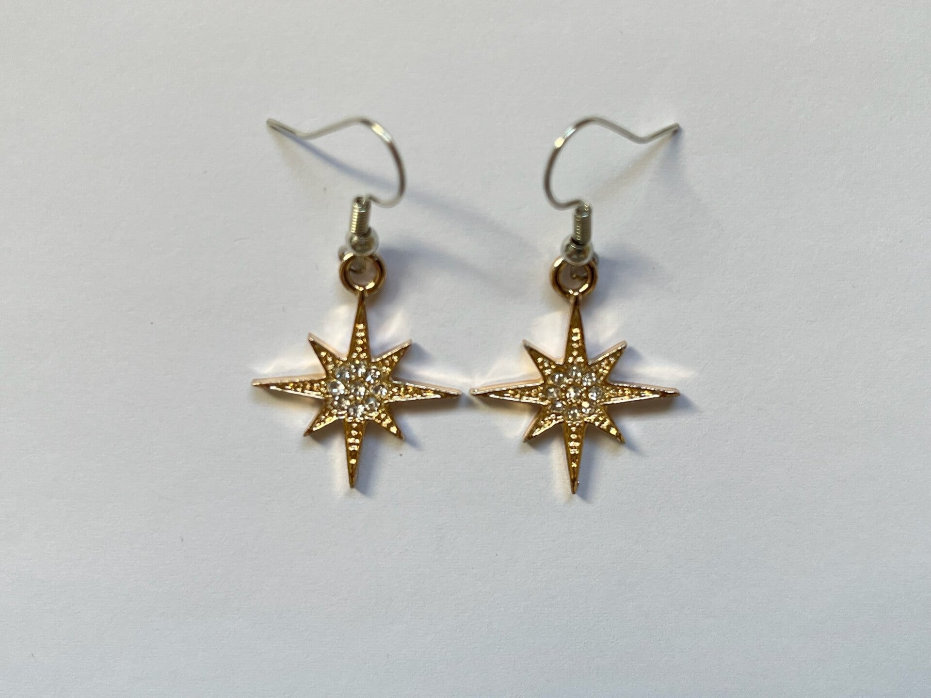 PD-REF6004-(6.00€)- Une Paire BO à Crochet - Thème Etoile - Strass Central (Argenté)