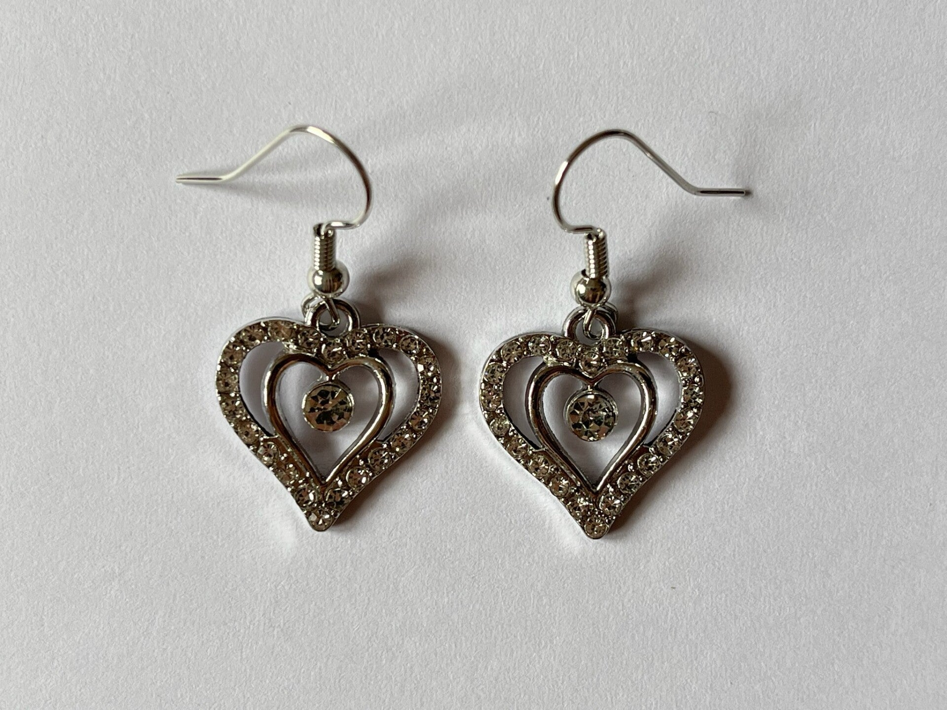 PD-REF6005-(6.00€)- Une Paire BO à Crochet - Thème Coeur - Interieut Percé - Contour Strass Argenté