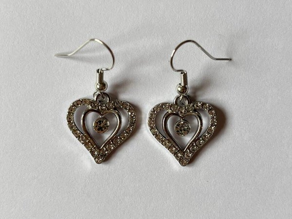 PD-REF6005-(6.00€)- Une Paire BO à Crochet - Thème Coeur - Interieut Percé - Contour Strass Argenté