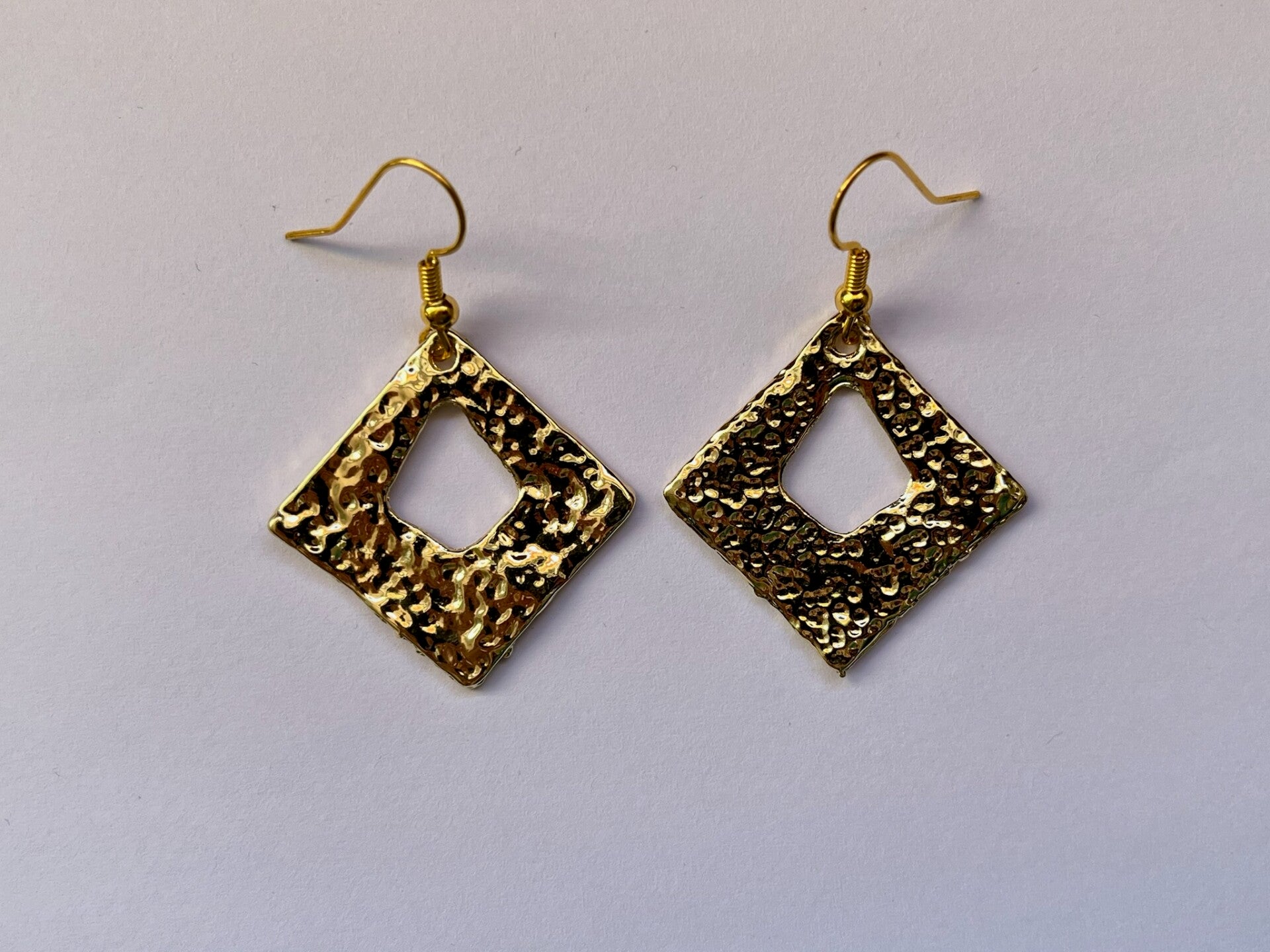 PD-REF7002-(7.00€)- Une Paire BO à Crochet - Thème Carré (Doré) - Intérieur Percé