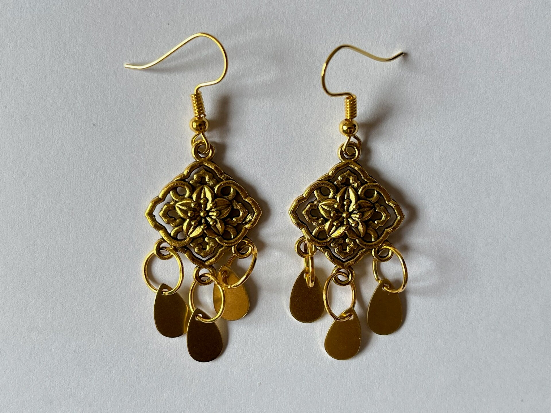 PD-REF7004-(9.50€)- Une Paire BO à Crochet - Thème Carré (Doré) - Intérieur Percé et Gouttes Suspendues