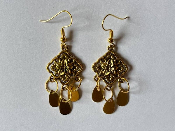 PD-REF7004-(9.50€)- Une Paire BO à Crochet - Thème Carré (Doré) - Intérieur Percé et Gouttes Suspendues