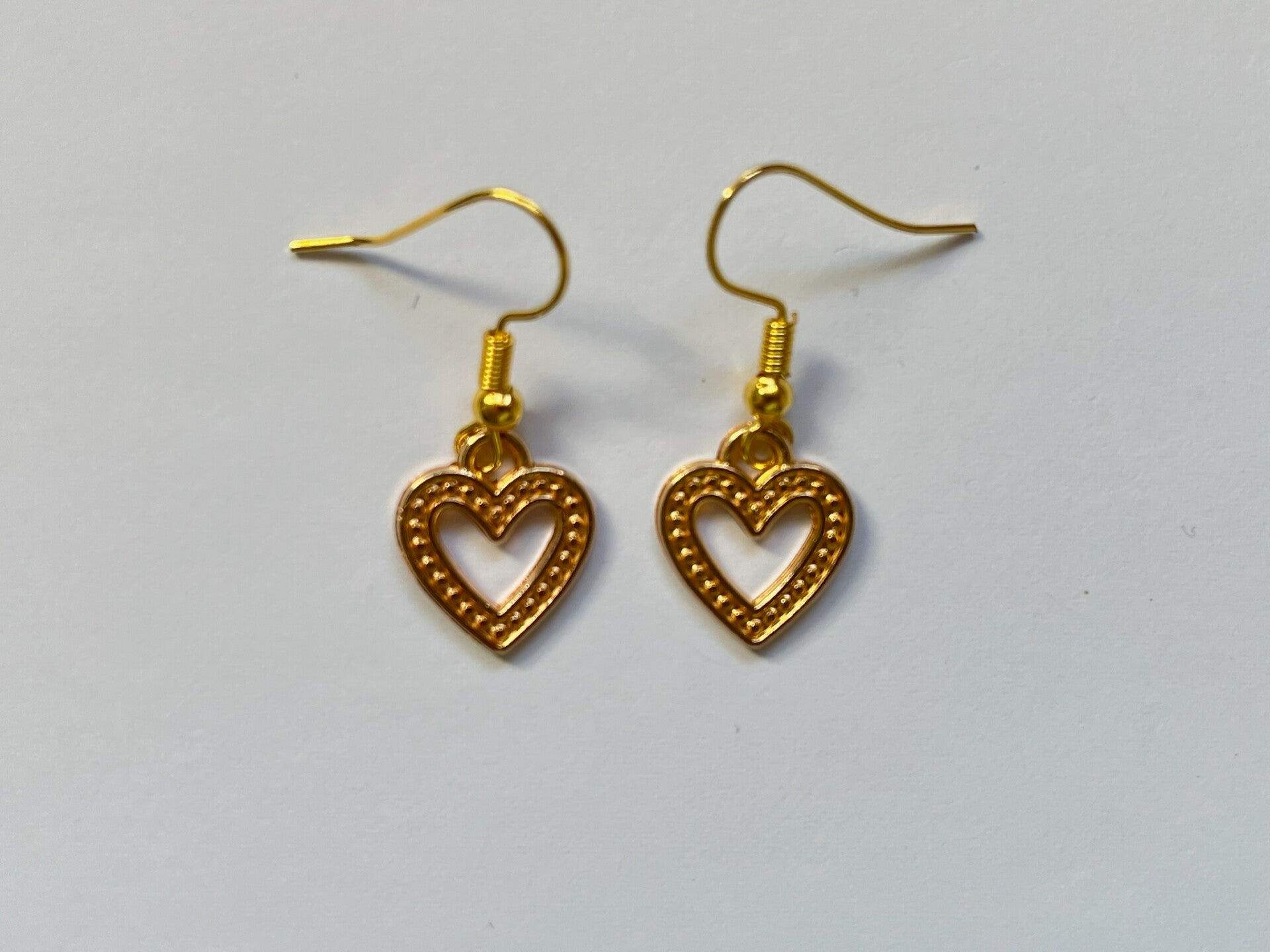 PD-REF7006-(5.00€)- Une Paire BO à Crochet - Thème Coeur (Doré) - Intérieur Percé et Motif Relief
