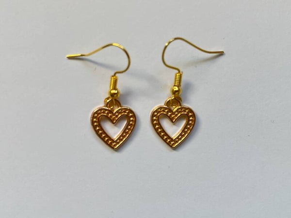 PD-REF7006-(5.00€)- Une Paire BO à Crochet - Thème Coeur (Doré) - Intérieur Percé et Motif Relief