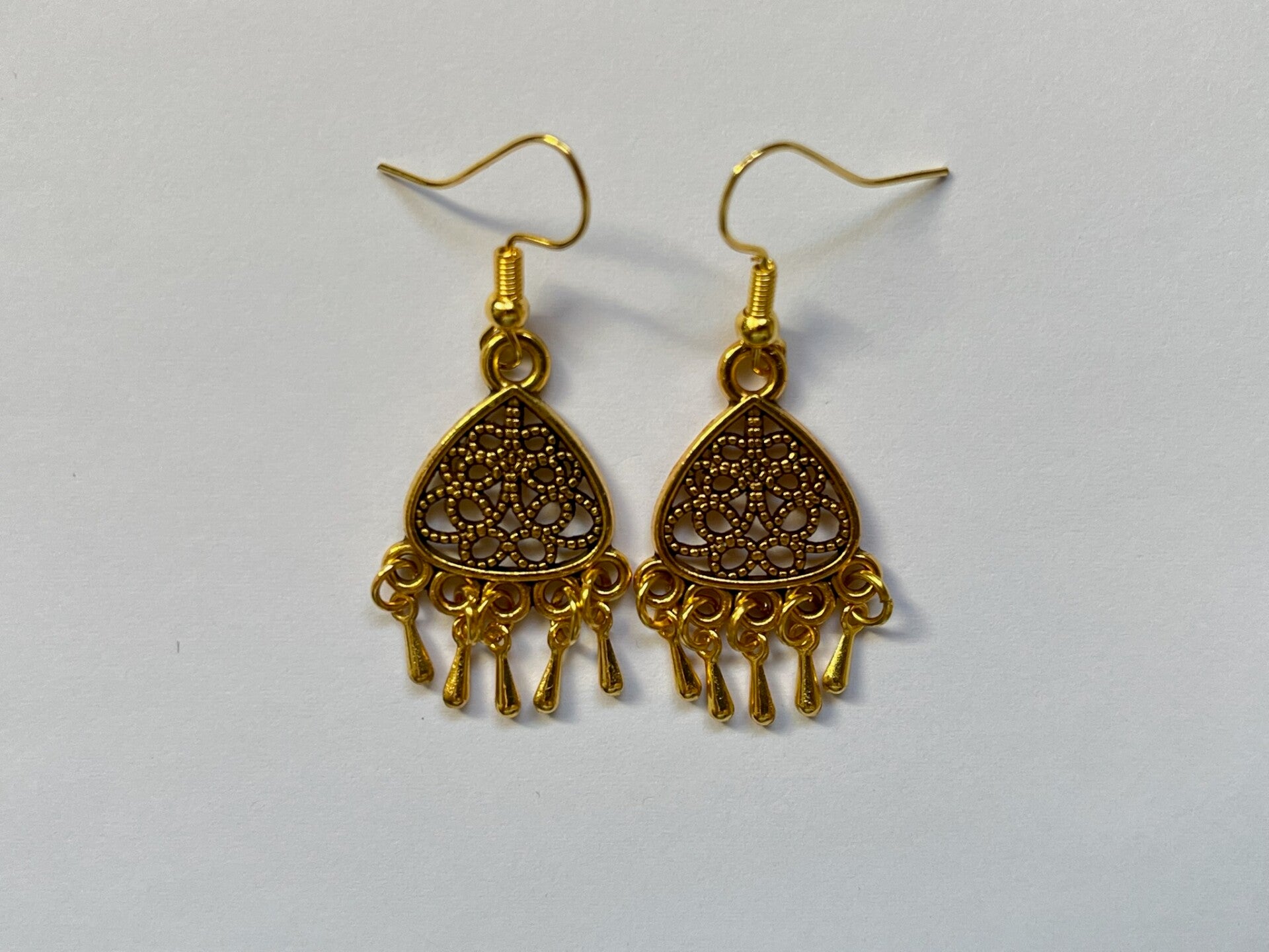 PD-REF7007-(9.50€)- Une Paire BO à Crochet - Thème Triangle Bout Arrondi (Doré) - Intérieur Percé et Breloque Suspendu