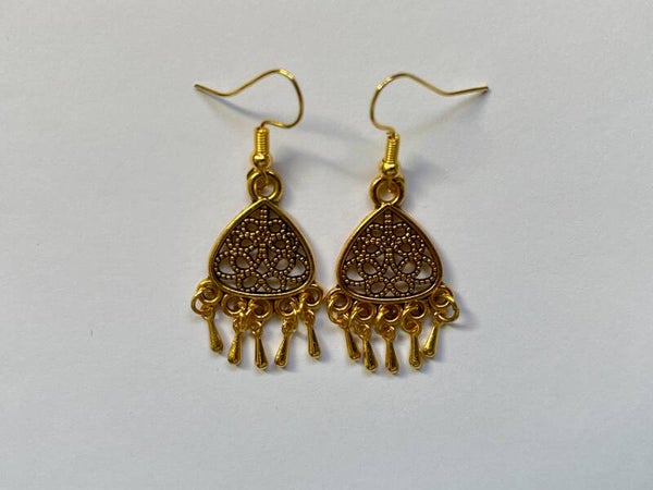 PD-REF7007-(9.50€)- Une Paire BO à Crochet - Thème Triangle Bout Arrondi (Doré) - Intérieur Percé et Breloque Suspendu