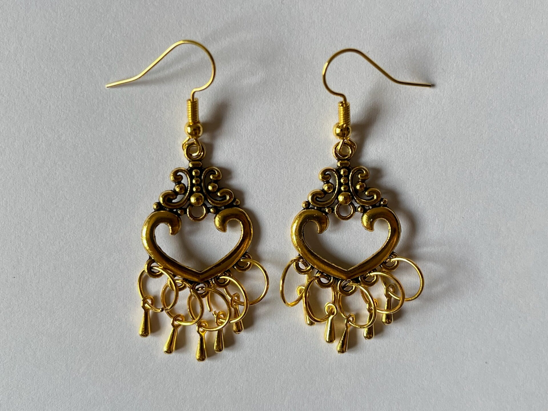 PD-REF7008-(9.50€)- Une Paire BO à Crochet - Thème Coeur style Oriental (Doré) - Intérieur Percé et Breloques Suspendues