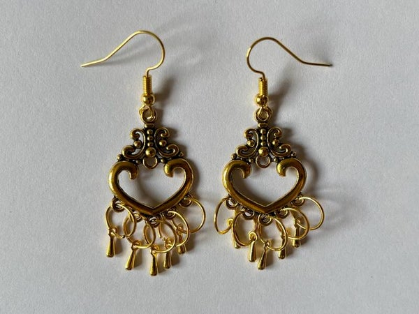 PD-REF7008-(9.50€)- Une Paire BO à Crochet - Thème Coeur style Oriental (Doré) - Intérieur Percé et Breloques Suspendues