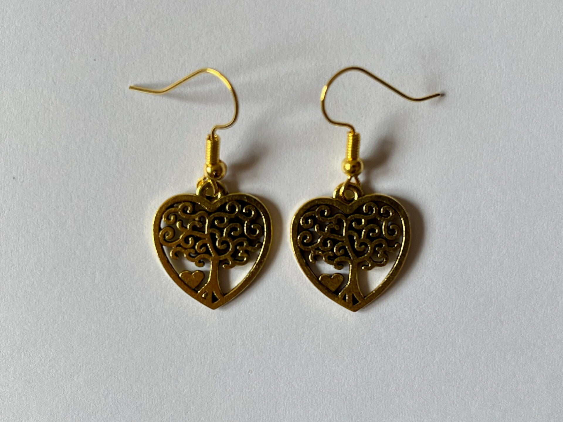 PD-REF7009-(7.00€)- Une Paire BO Crochet - Thème Coeur (Doré) - Intérieur Percé Motif Arbre
