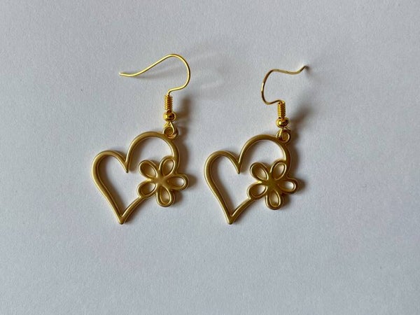 PD-REF7011-(5.00€)- Une Paire BO Crochet - Thème Coeur (Doré) - Intérieur Percé Motif Fleur