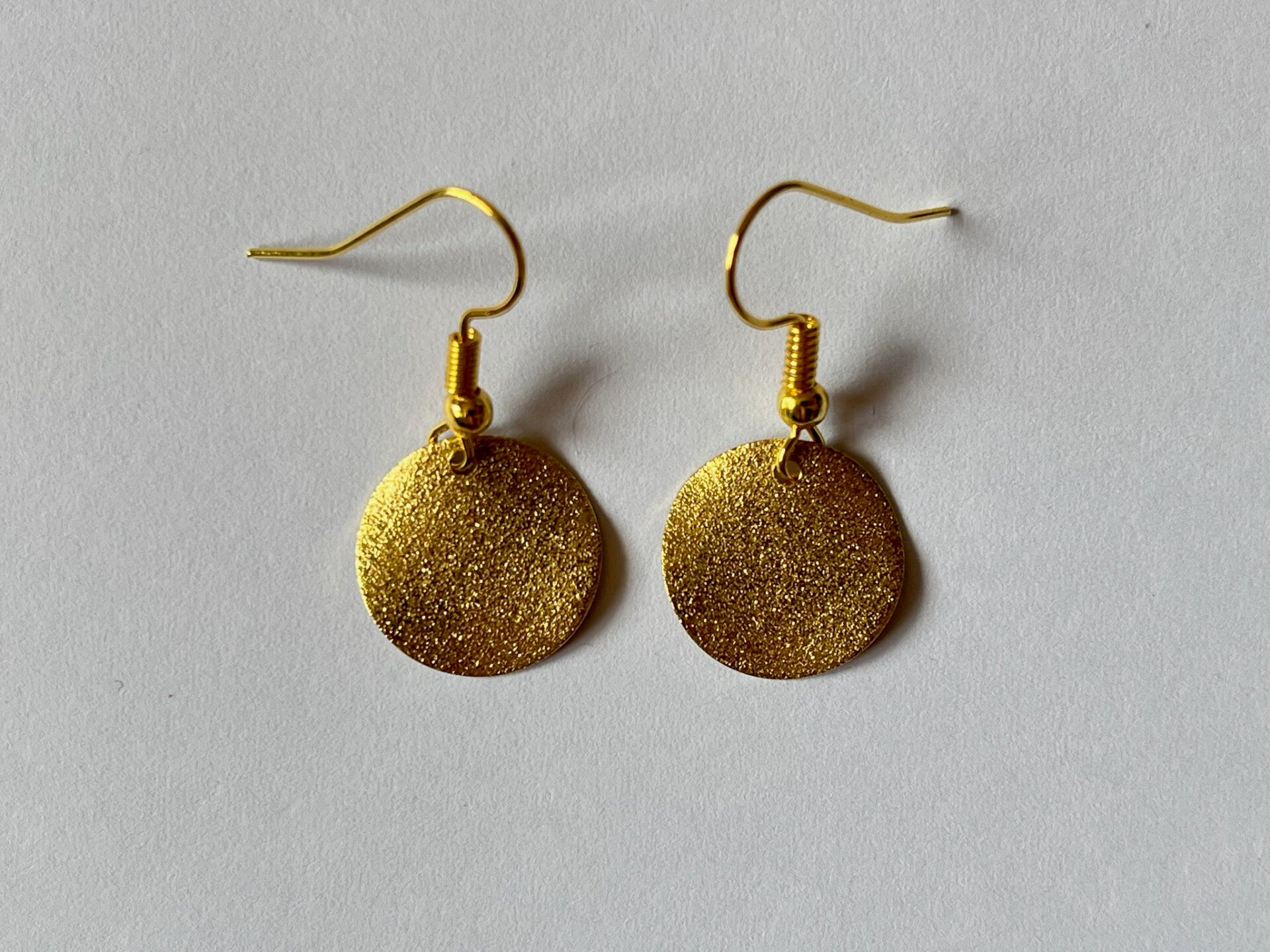 PD-REF7012-(6.00€)- Une Paire BO à Crochet - Thème Rond (Doré) - Forme Ondulée