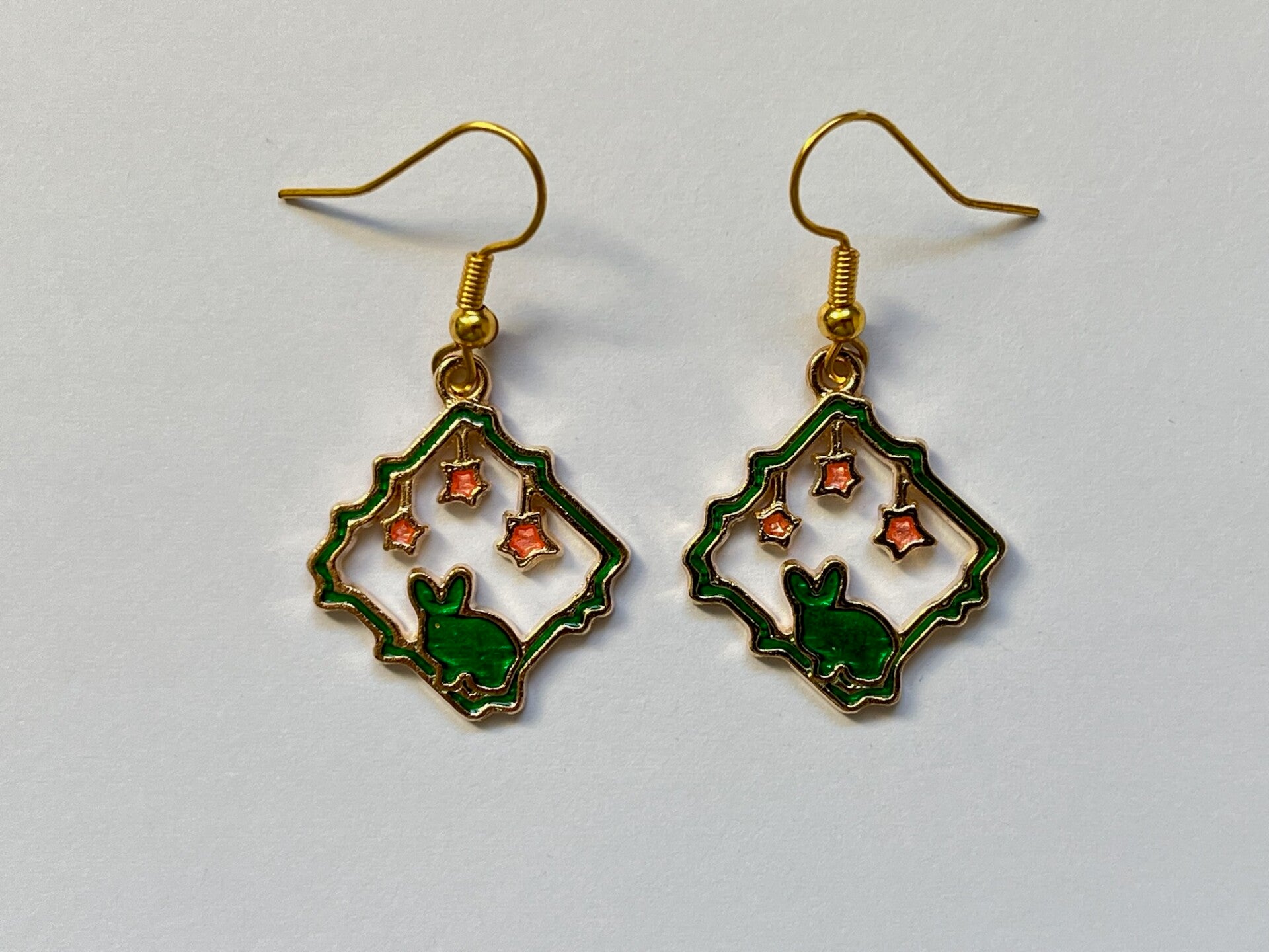 PD-REF8007-(7.50€)- Une Paire BO à Crochet - Thème Animal Lapin (Vert)  - Intérieur Percé à Motif Carré