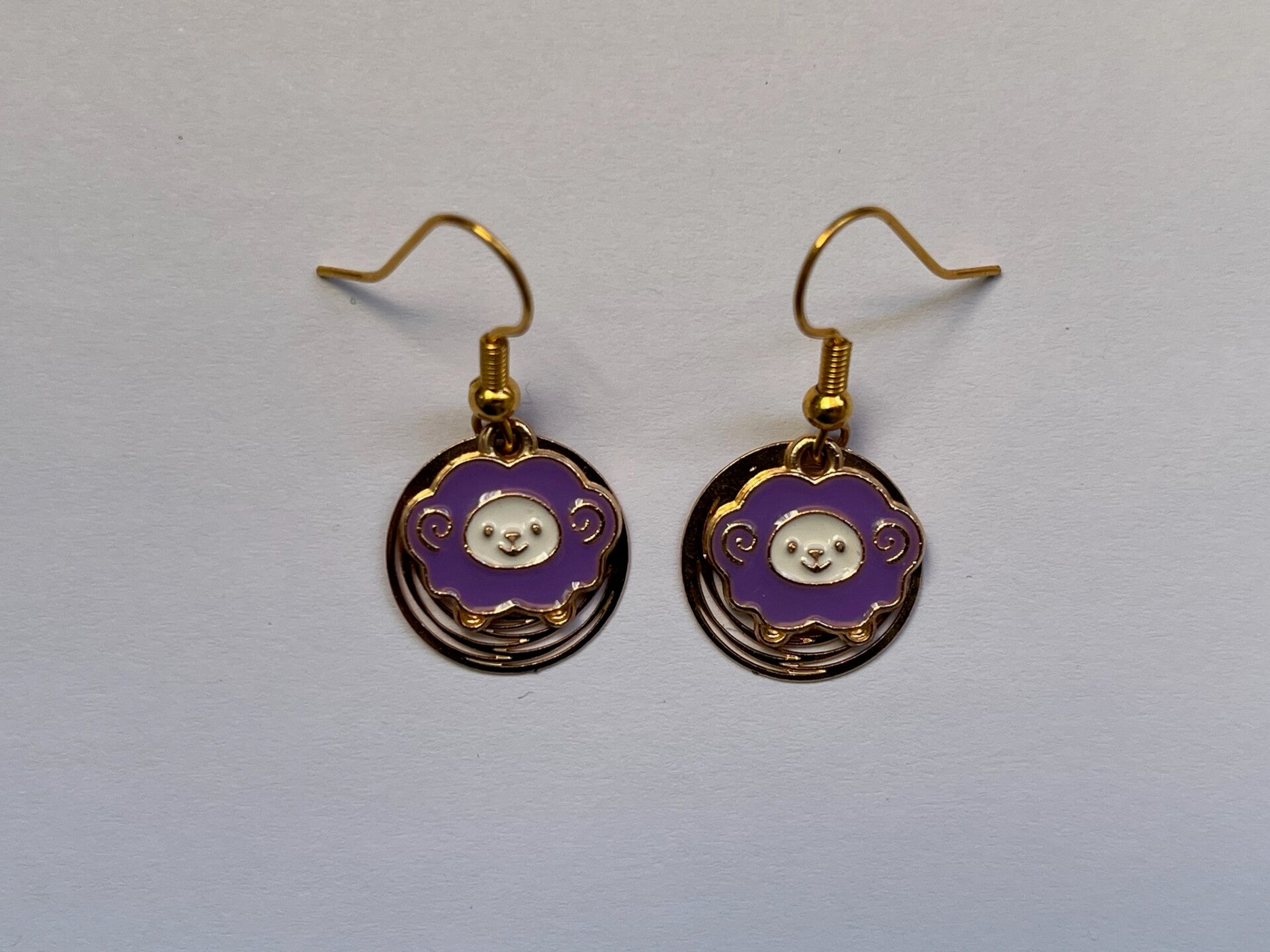 PD-REF8009-(8.00€)- Une Paire BO à Crochet - Thème Animal Mouton (Violet/Blanc) - Support Stratifié