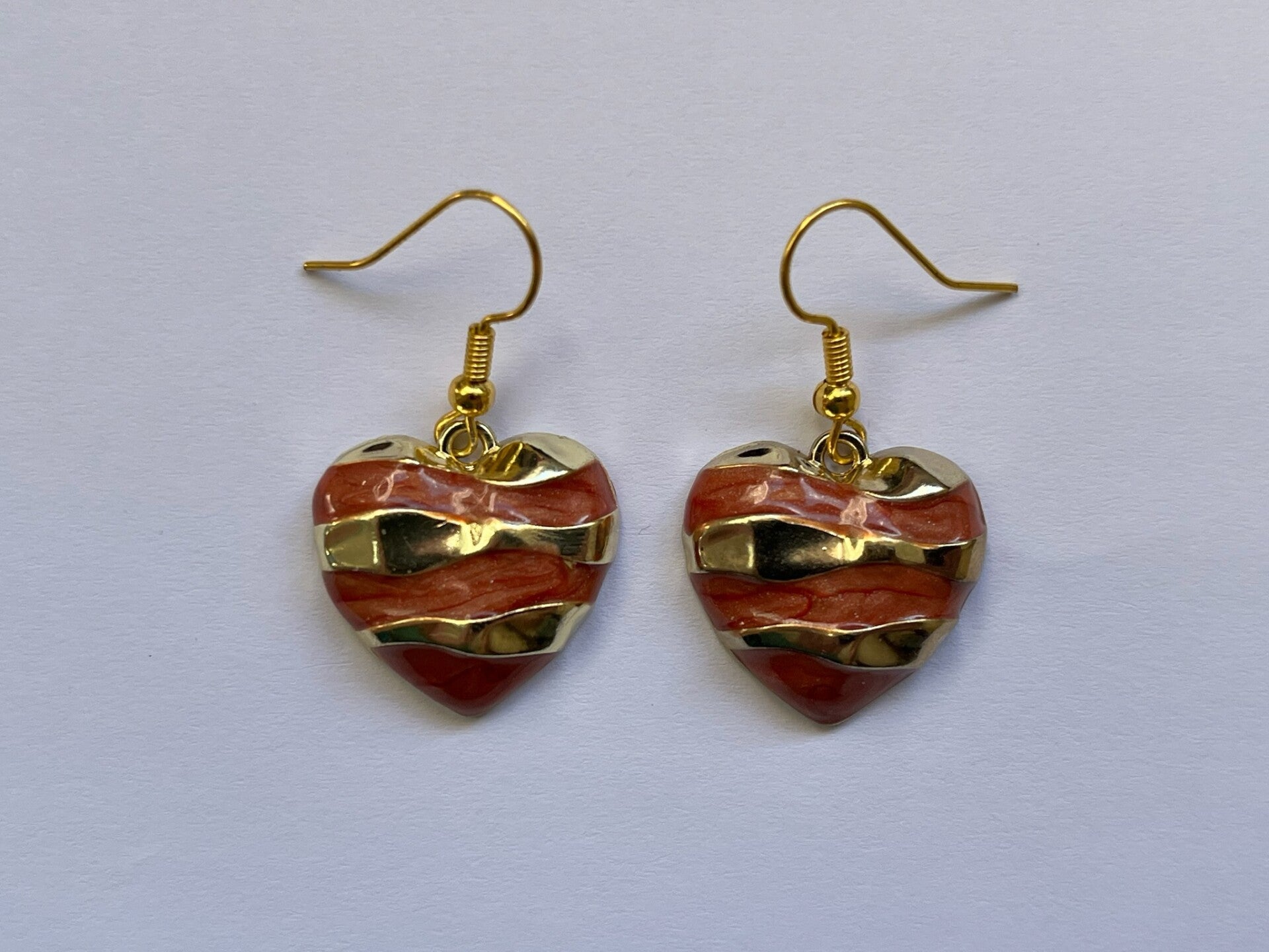 PD-REF8014-(6.00€)- Une Paire BO à Crochet - Thème Coeur Bombé (Strié Marron/Doré)