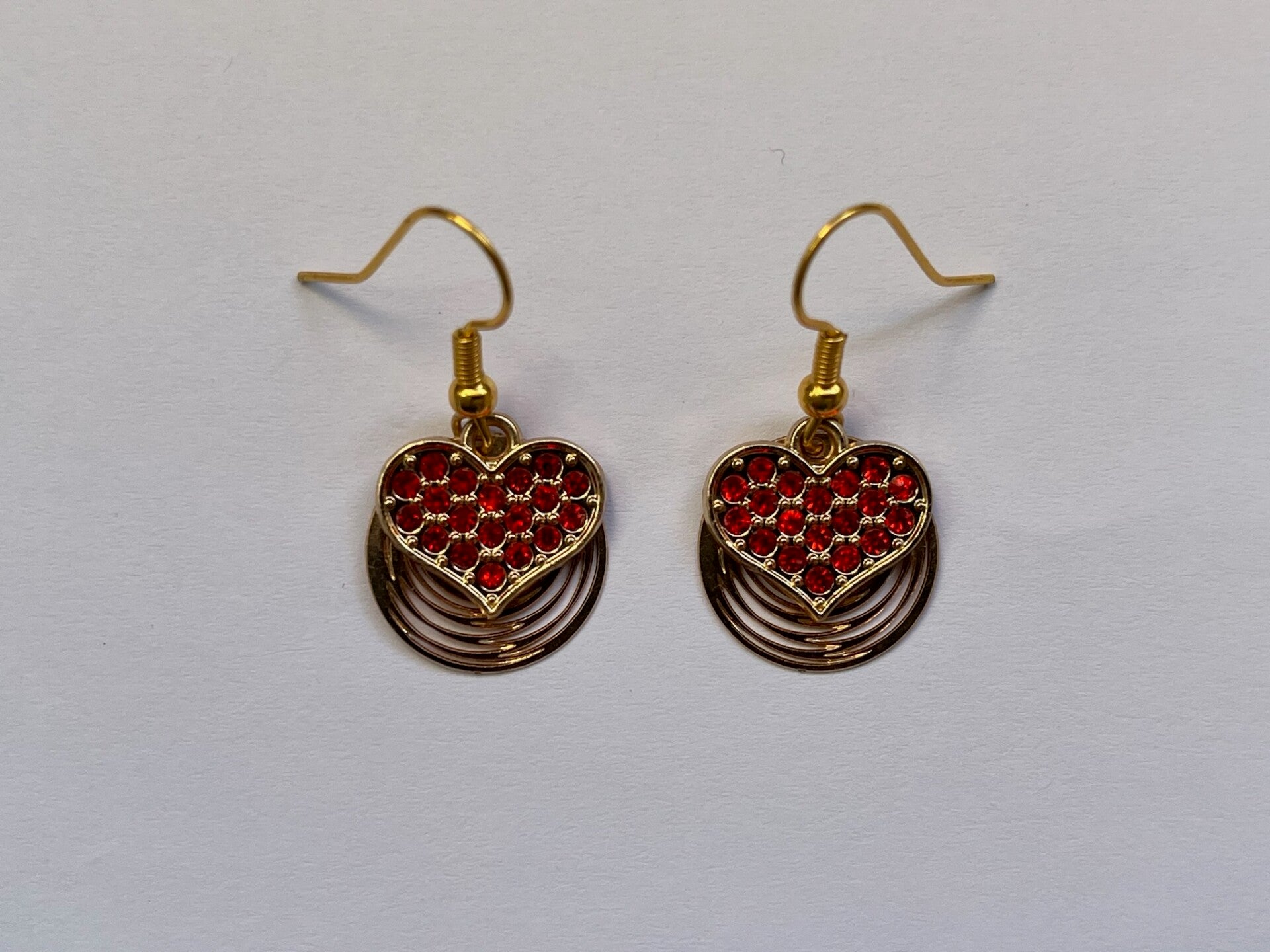 PD-REF8020-(9.50€)- Une Paire BO à Crochet - Thème Coeur - Strass Central (Rouge) - Support Stratifié